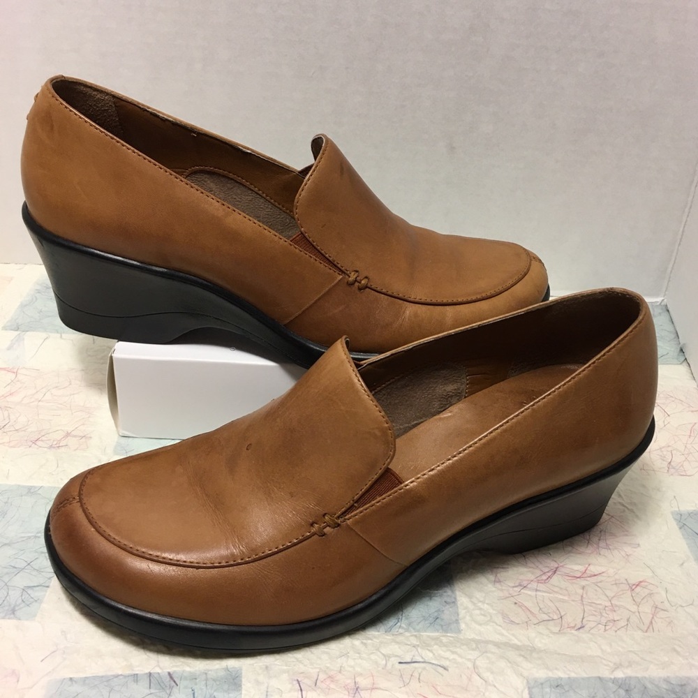 Clark’s in Tan Loafer Slip one in Tan size 7 1/2